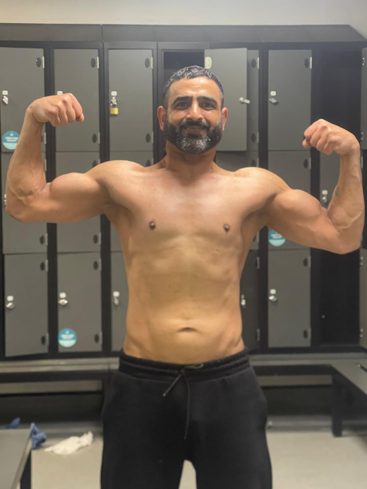 Naveed double biceps pose